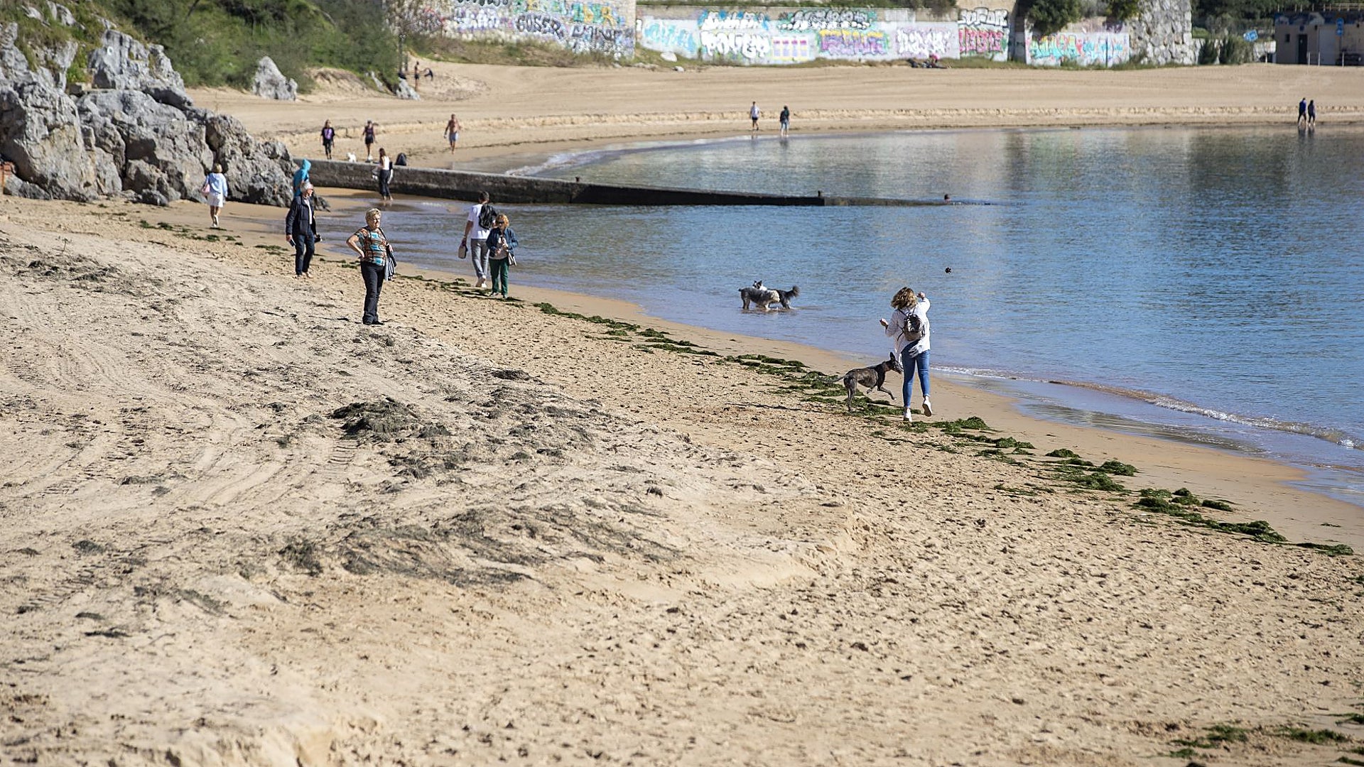 Las playas de Santander ganan el pulso al fuerte viento de la borrasca